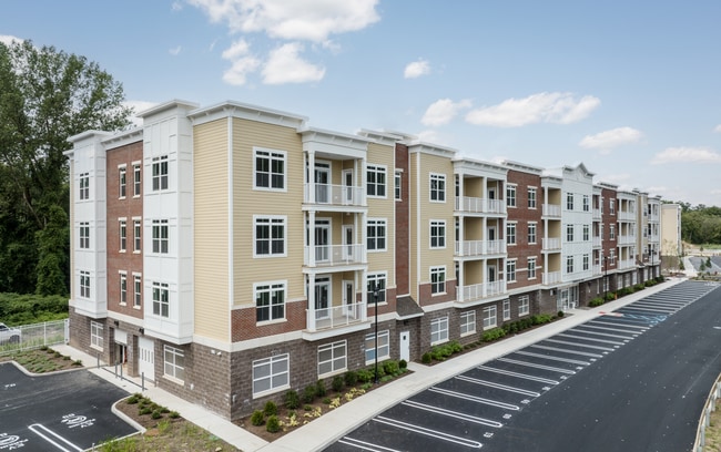 Building Photo - Luxury 1- & 2-Bedroom Apartments in Paramu...