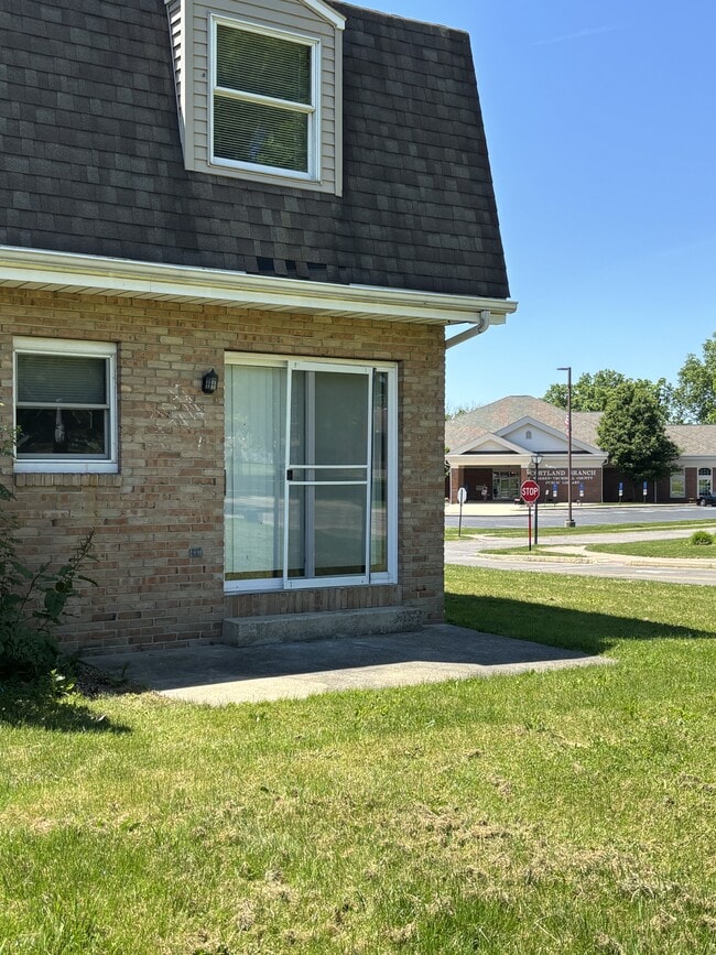 Building Photo - 601 Lakeview Dr