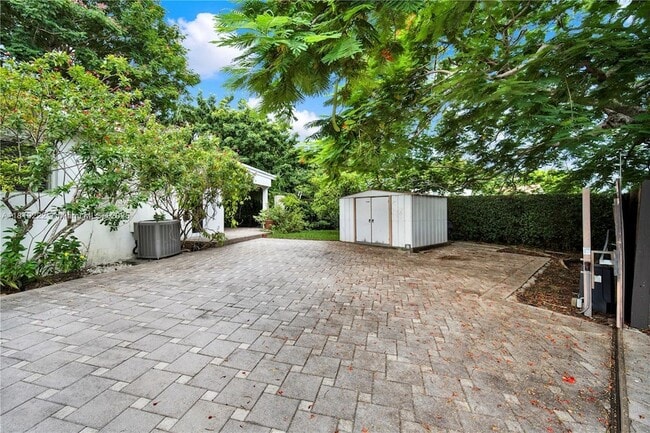 Building Photo - 6890 SW 51st St