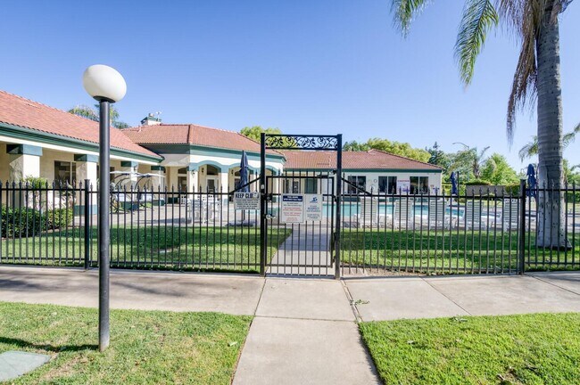 Building Photo - 1542 E Alluvial Ave