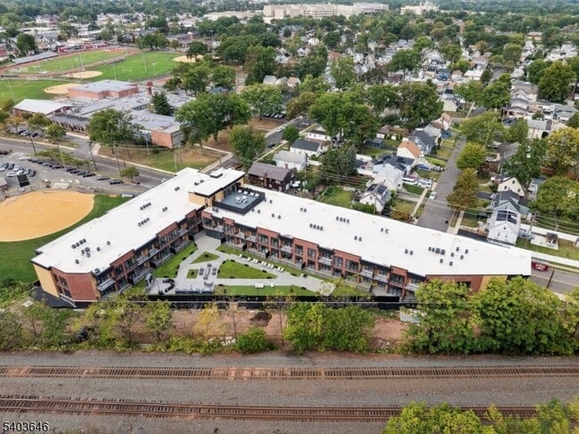 Building Photo - 140 W Webster Ave