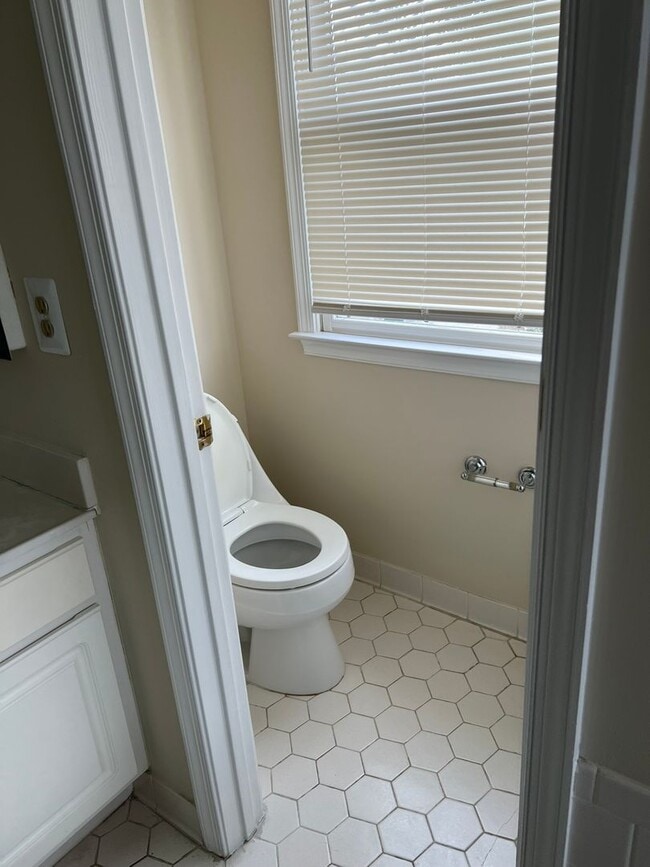 Building Photo - Spacious and Gracious, Close to EVERYTHING!