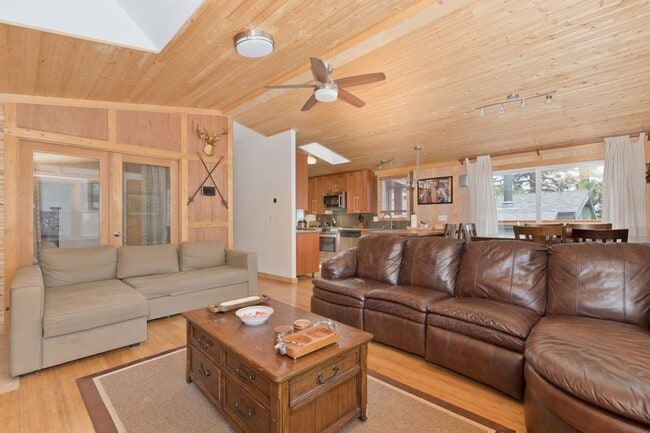 Building Photo - Fully Furnished & Move-In Ready Mountain H...