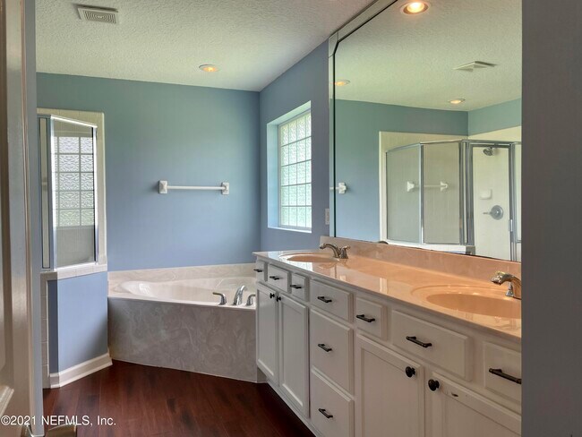 Building Photo - 400 Bayridge Ct