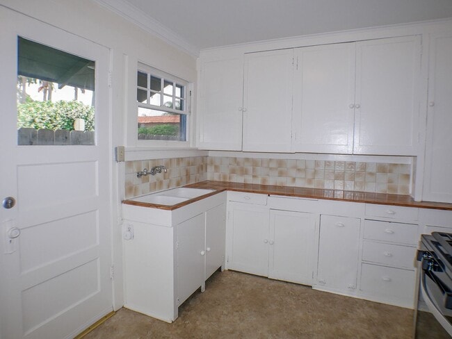 Building Photo - Historical Cottage!