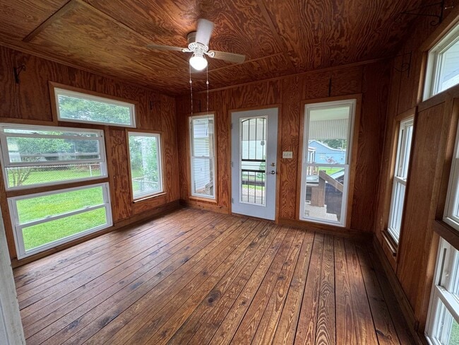 Building Photo - GROUND LEVEL 2 BEDROOM DUPLEX