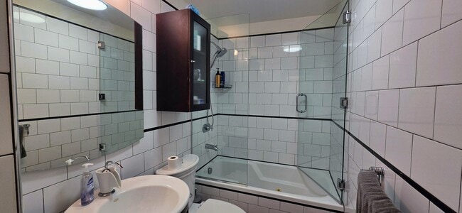 Building Photo - 5415 N Sheridan Rd