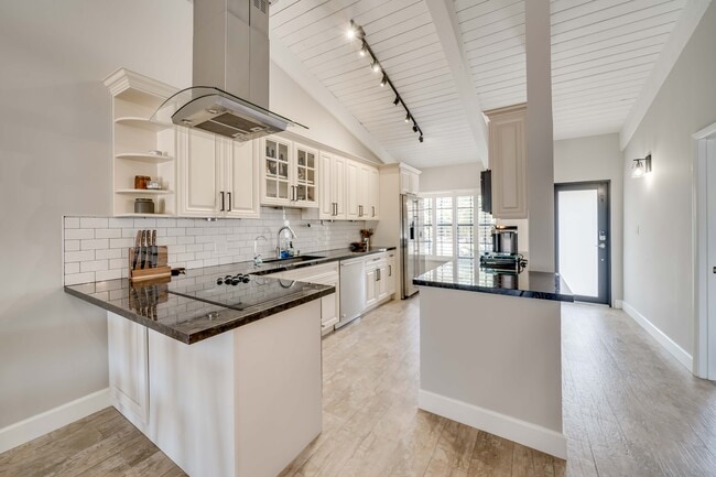 Building Photo - 2250 Buttonwood Ave