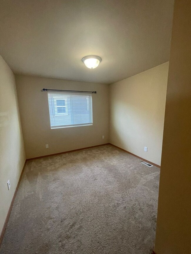 Building Photo - Spacious and Modern 4-Bedroom Home in Everett