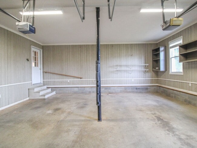 Building Photo - Spacious home!