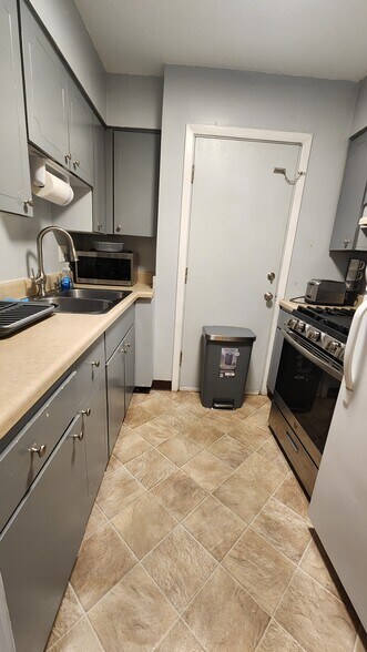 Fully stocked kitchen - 108 N Belvedere Blvd