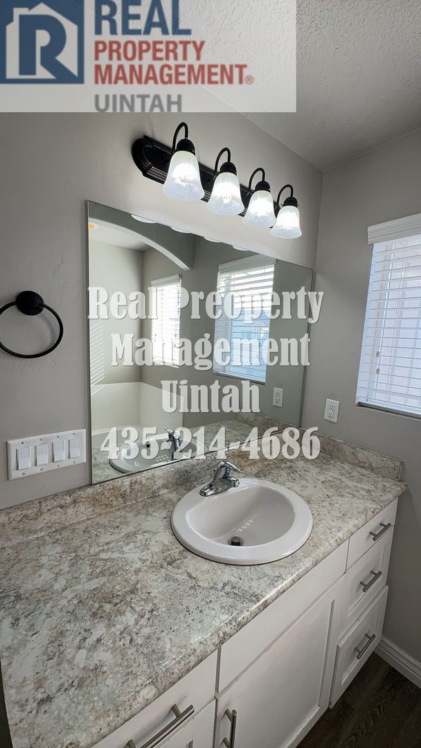 Building Photo - Cozy 3 Bedroom 2 1/2 Bath Condo