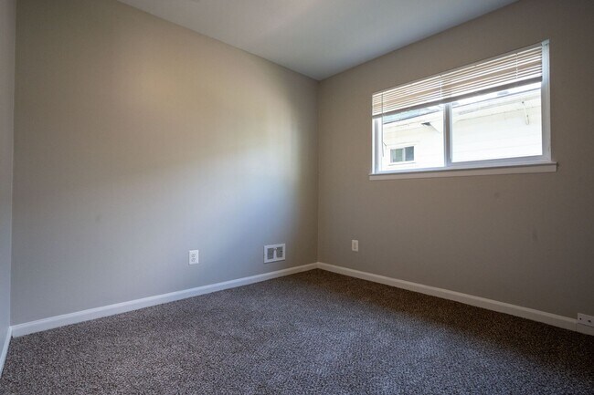 Building Photo - Warren 3 bedroom ranch