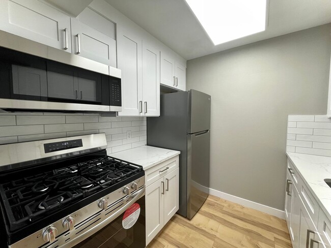 Building Photo - Upgraded 2-Bedroom Condo Near the Universi...