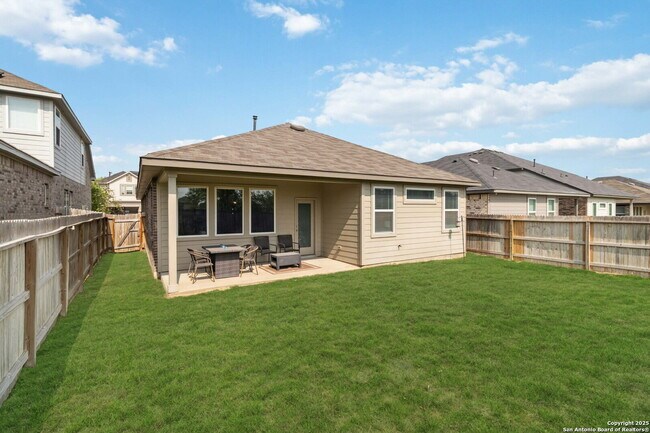 Building Photo - "Charming 3-Bedroom Home with 2 Full Baths and 1902 Sq Ft of Comfort in San Antonio!"