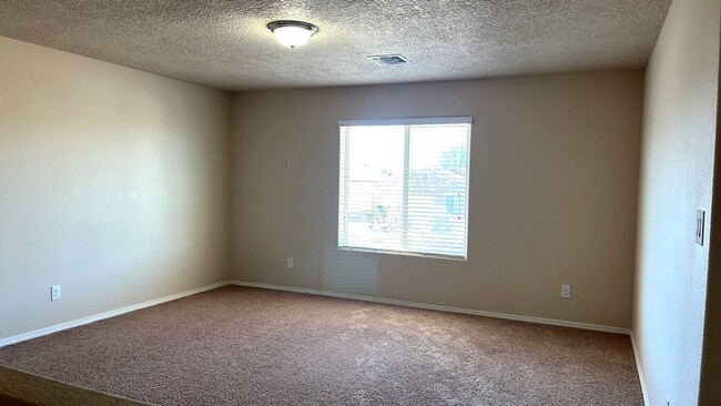 Building Photo - **Beautiful 4 Bedroom Home**Located in Lom...