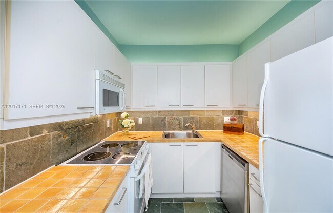 Building Photo - 32 Calabria Ave