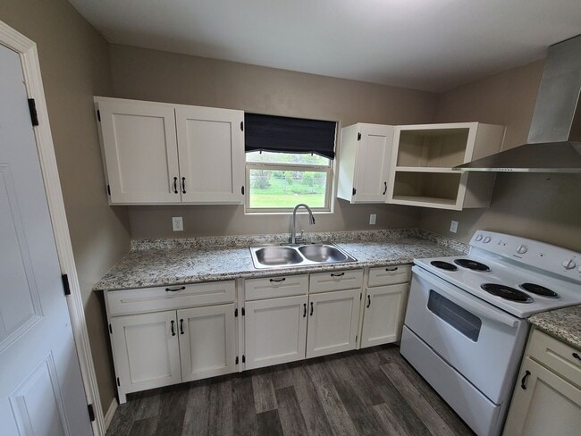 Building Photo - Quaint 3Bed/2Bath With a HUGE YARD!!
