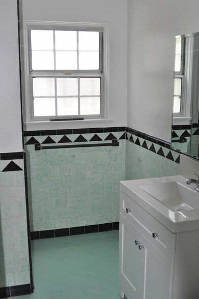 classic original bathroom tile - 1354 S Cloverdale Ave