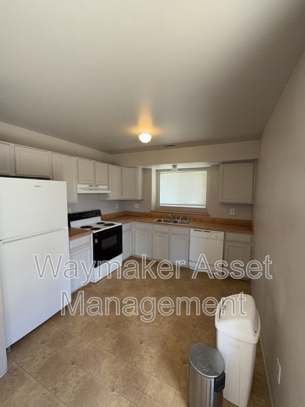 Building Photo - 1161 Mazatlan Cir