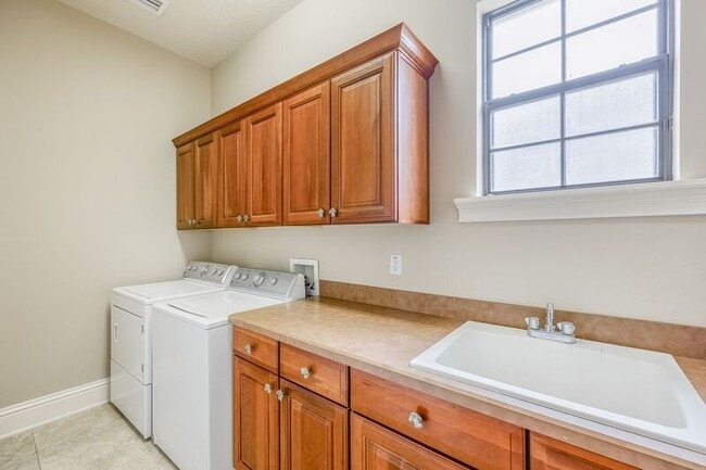 Building Photo - 1605 Kennesaw Dr