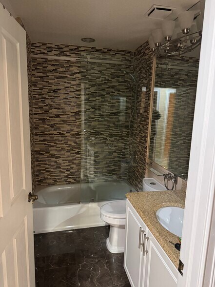 Building Photo - 300 Bermuda Bay Cir