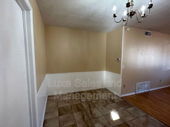 Building Photo - 116 W Rose Dr