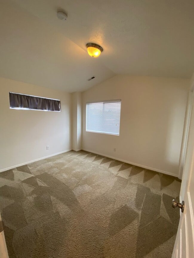 Building Photo - Beautiful 3 bed/2.5 bath with open floorplan!