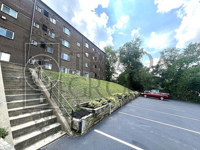 Building Photo - Move In Ready! North Hills School District, Parking, Updated 2 BR, Quartz Countertops, AC, Laundr...