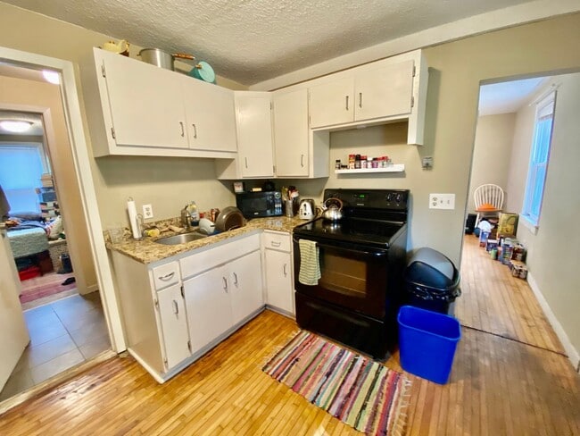 Building Photo - Remodeled Home near U of M! Must See 5BD/2BA Property!