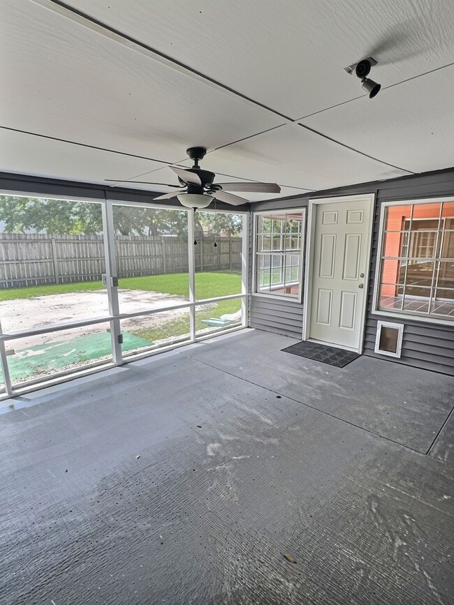 Building Photo - Spacious 3/2 Living in the Heart of Ocean Springs