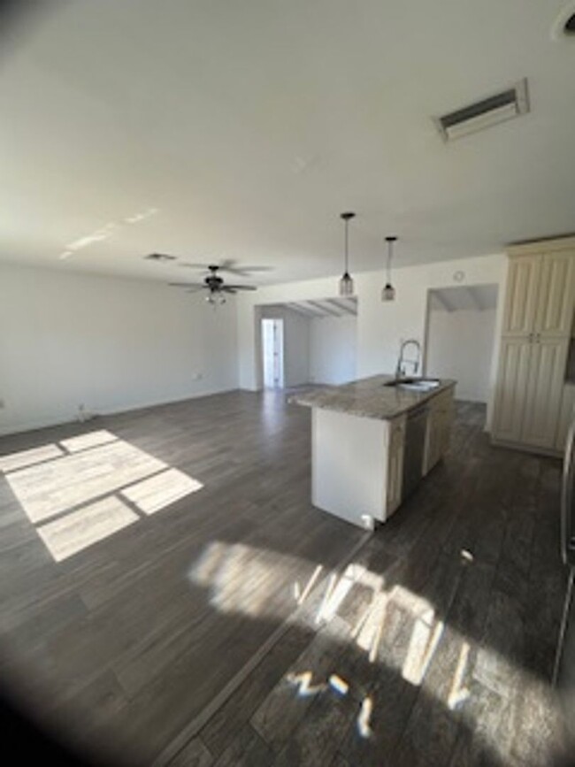 Building Photo - Spacious 3 bdrm/2 bath home