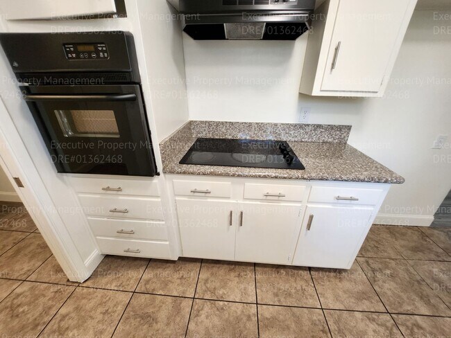 Building Photo - 3 bedroom/ 2 bathroom home located near th...