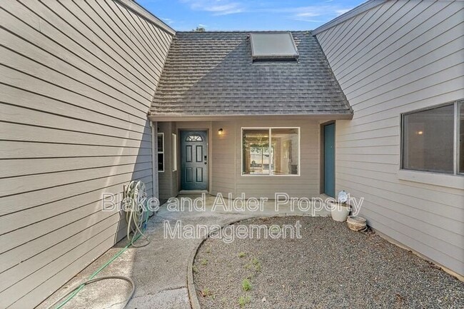 Building Photo - 2402 SE 9th Ct