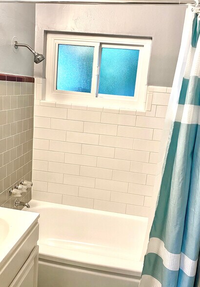 tub/shower - 1114 Stannage Ave