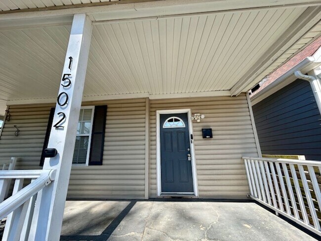 Building Photo - Beautiful 2 Bedroom 1 Bathroom Upper Unit in Fountain Square