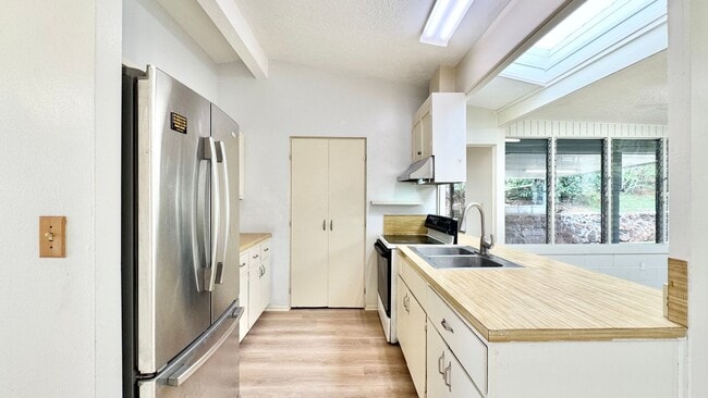 Building Photo - SPACIOUS 4 BEDROOM HOME IN DESIRABLE AIEA ...