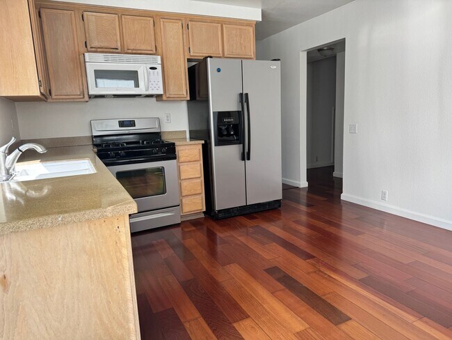 Building Photo - Beautiful bright townhome in Tierrasanta