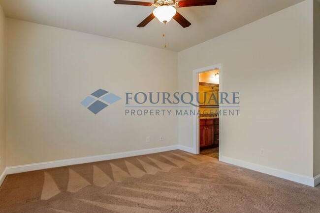 Building Photo - Townhome | Washer /Dryer Included | Enclos...