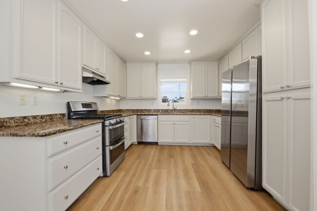 Building Photo - Spacious private backyard!