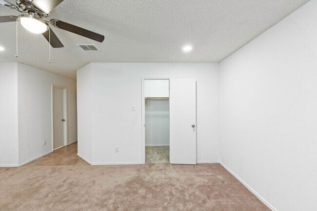 Building Photo - 2508 Clear Brook Dr