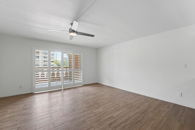 Building Photo - Welcome to this fabulous 2-bedroom, 2-bathroom condo in the heart of South Scottsdale!