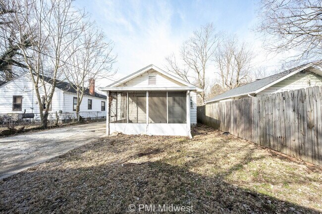 Building Photo - "Charming 2-Bedroom Retreat in Heart of In...