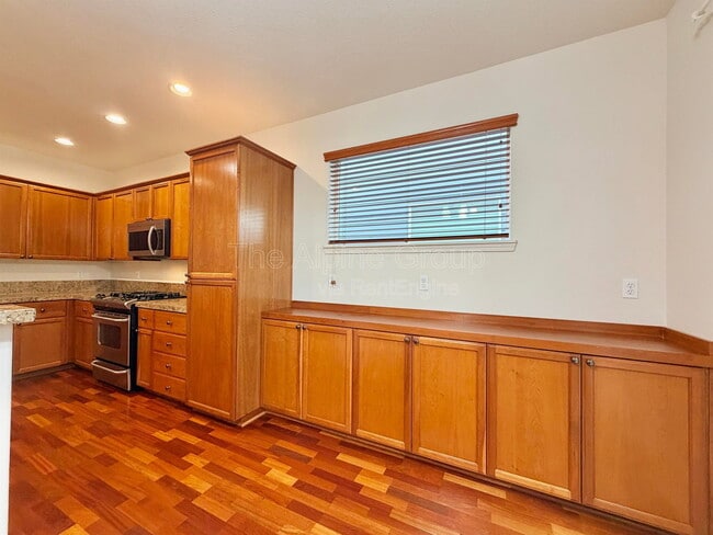 Building Photo - 958 SE Roundelay St