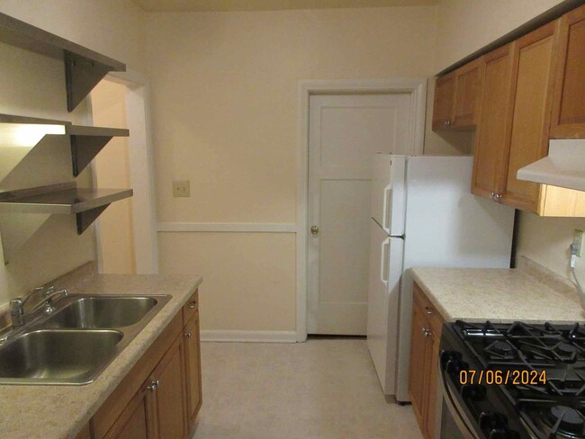 Building Photo - Available August 2025 Large Remodeled 1 Be...