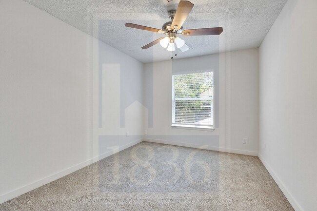 Building Photo - 907 E Oltorf St