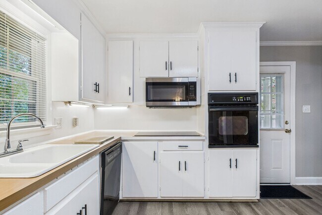Building Photo - Large Home in Guilford Hills, Hardwood Flo...
