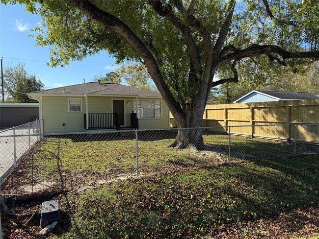 Building Photo - 5910 Woodview Dr