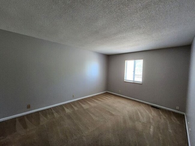 Building Photo - Large Townhome Apartment with 1 1/2 Baths and 2 Car Garage