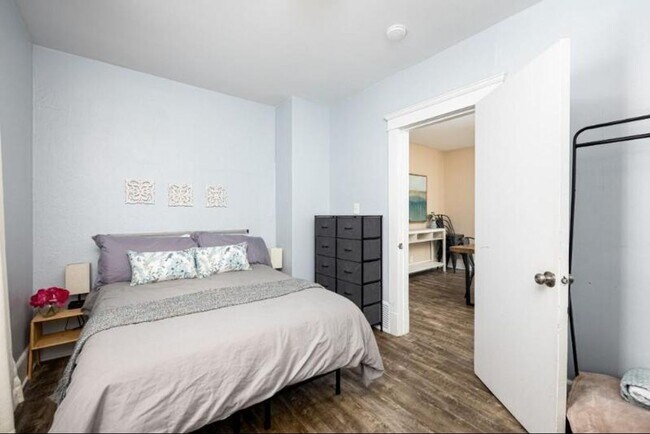 Building Photo - Walk to Downtown Ann Arbor - 3 bed/2 bath